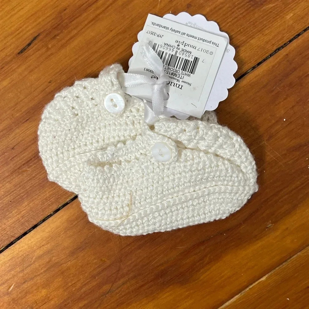 Mud pie baby white crocheted booties NWT 0-3m